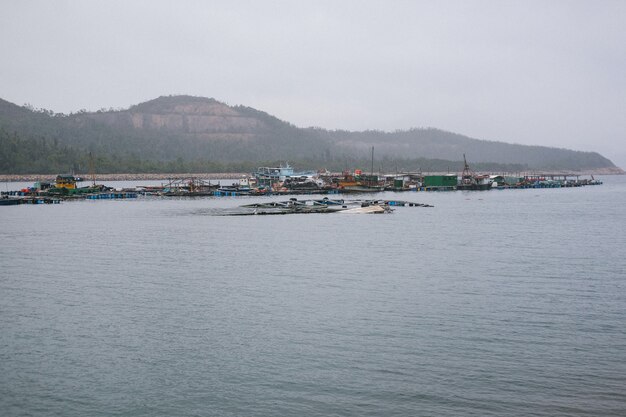 Industriële haven met arme bungalows