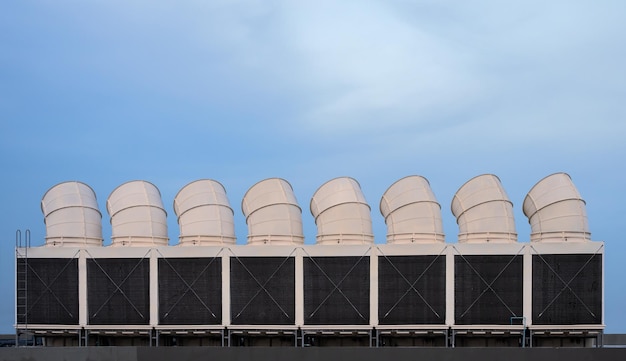 Industriële koeltorens of luchtgekoelde chillers op het dak van een gebouw