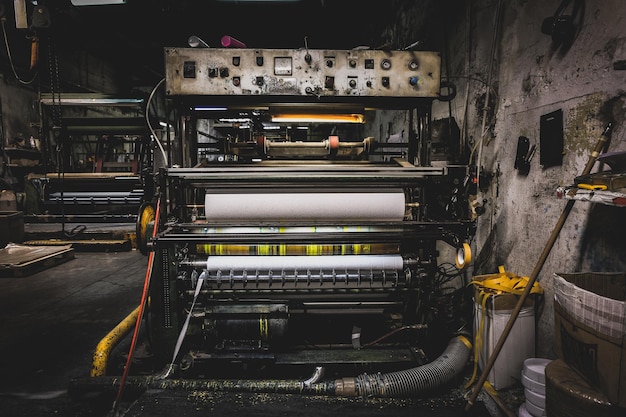 Gratis foto industriële machine voor de productie van plastic zakken in de fabriek