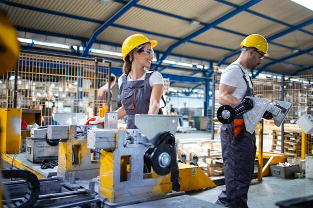 Industriële werknemers werken samen in de productielijn van de fabriek