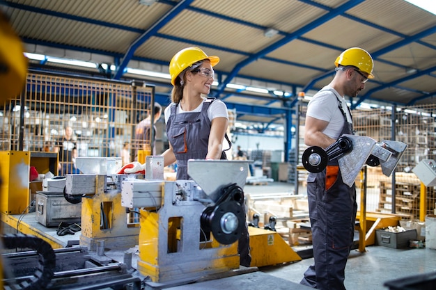 Industriële werknemers werken samen in de productielijn van de fabriek