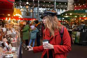 Gratis foto influencer die foto maakt van een taart op de markt