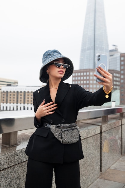 Gratis foto influencer die selfie maakt op een brug in de stad