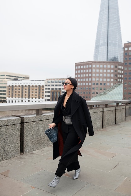 Gratis foto influencer loopt op een brug in de stad