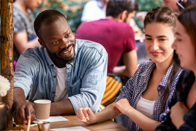 Informeel gesprek met beste vrienden in een gezellig restaurant op een warme zomerdag