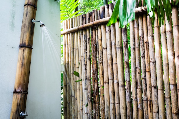 Ingang aan een bamboe douche