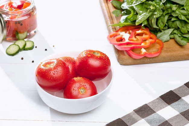 Ingeblikte tomaten en verse tomaat