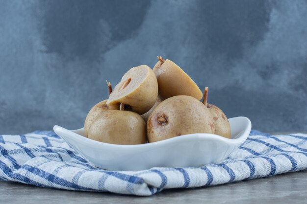 Ingelegde appels in witte keramische kom