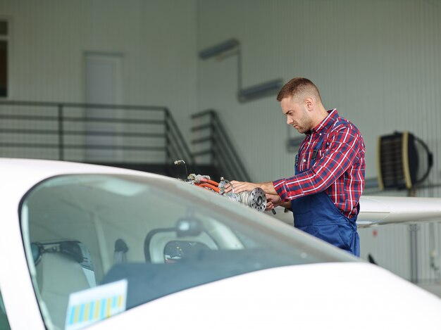 Ingenieur die met een vliegtuig werkt