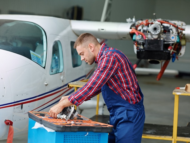 Ingenieur die met een vliegtuig werkt