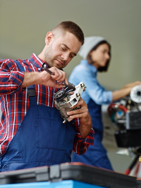 Ingenieur die met een vliegtuig werkt