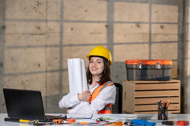 Ingenieur in helm en vest civiel werker slim jong schattig brunette meisje erg opgewonden