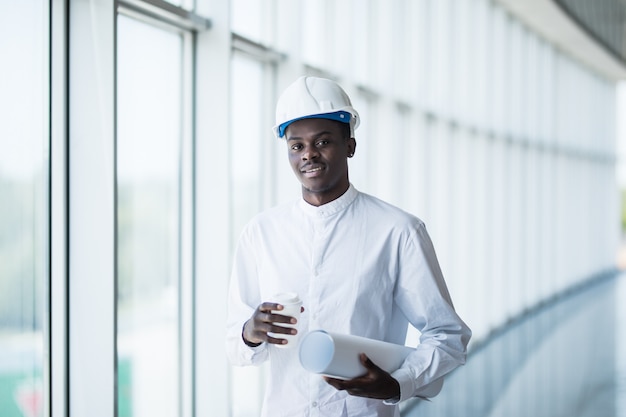 Ingenieur van de Afro de Amerikaanse bouw voor de bouw van holdingsblauwdrukken tegen vensters