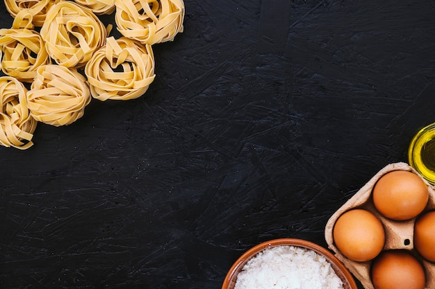 Ingrediënten koken in de buurt van pasta