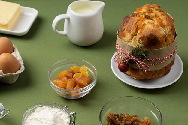 Gratis foto ingrediënten onder hoge hoek en panettone