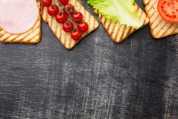 Ingrediënten op geroosterd brood