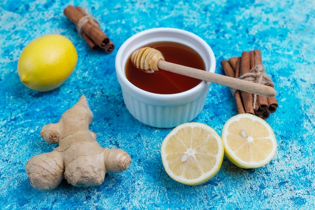 ingrediënten: verse gember, citroen, kaneelstokjes, honing, gedroogde kruidnagel voor het maken van immuniteit stimuleren van gezonde vitaminedrank