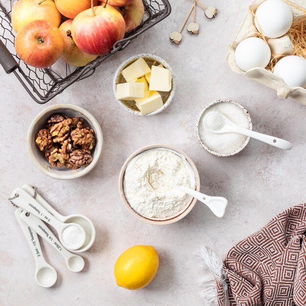 Ingrediënten voor een zoete appeltaart op een stenen lichte achtergrond Bekijk van bovenaf