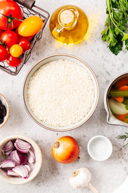 Ingrediënten voor het maken van een Griekse groentepot met rijst, tomaten en feta kaas