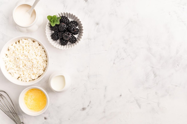 Ingrediënten voor het maken van wrongelbessendessert Bovenaanzicht