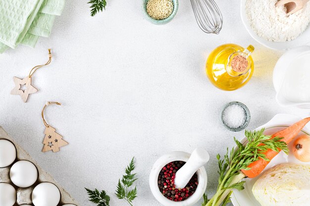 Ingrediënten voor kool en worteltaart Kool wortelen eieren meel melk boter kruiden op een witte achtergrond