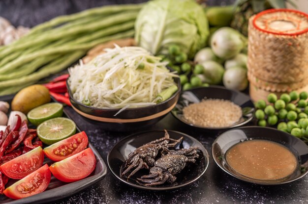 Ingrediënten voor papajasalades zijn onder andere papaja.