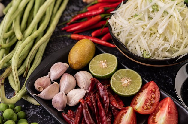 Ingrediënten voor papajasalades zijn onder andere papaja.
