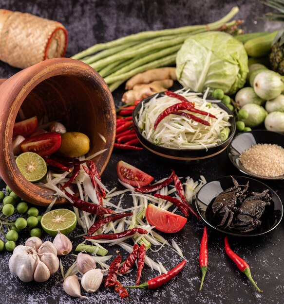 Ingrediënten voor papajasalades zijn onder andere papaja.