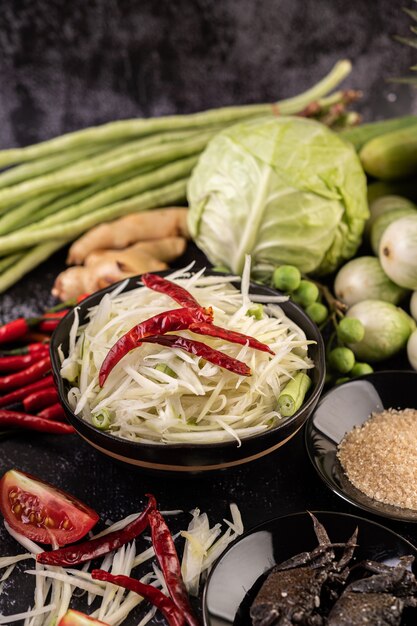 Ingrediënten voor papajasalades zijn onder andere papaja.