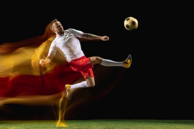 Gratis foto inhalen. jonge blanke mannelijke voetbal of voetballer in sportwear