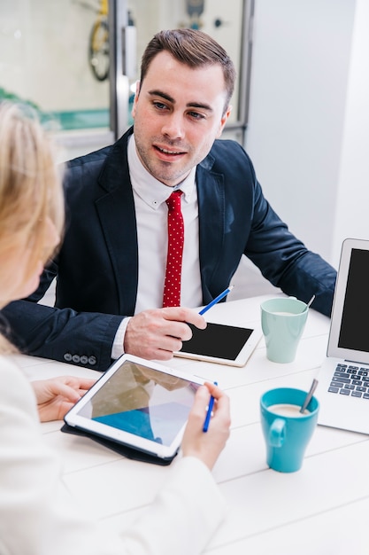 Inhoud man chatten met collega&#39;s aan tafel