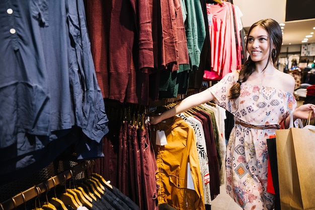 Inhoud model kleren kiezen in de winkel