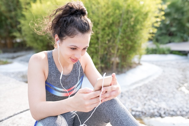 Inhoud Sportief Meisje Luisteren naar Muziek in Park