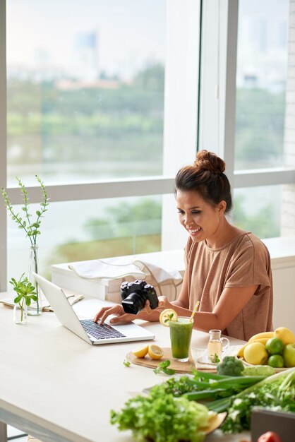 Gratis foto inhoud van camera naar laptop uploaden