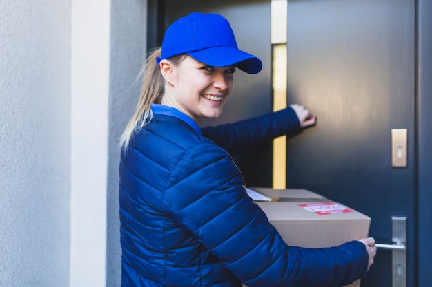 Inhoud vrouwelijke koerier kloppen op deur