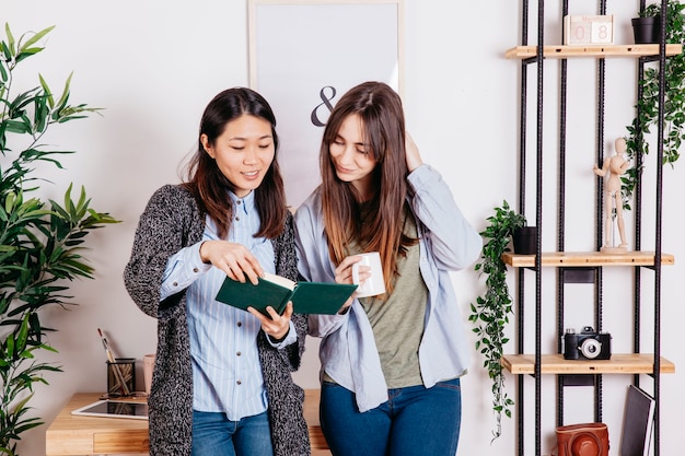 Inhoudmeisjes lezen boek samen