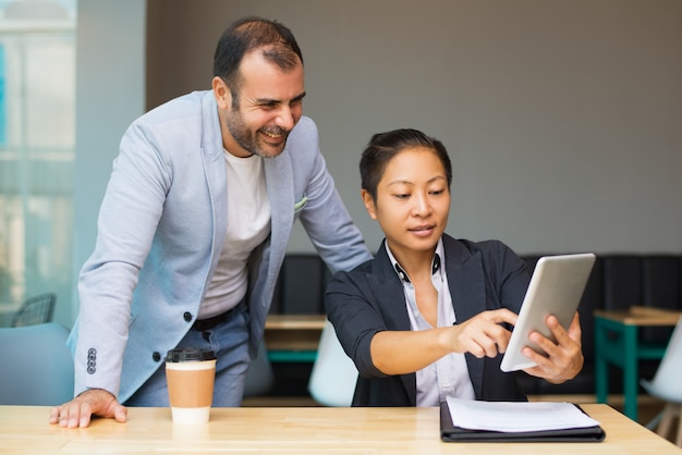 Inhouds Aziatische vrouw die online presentatie op tablet toont