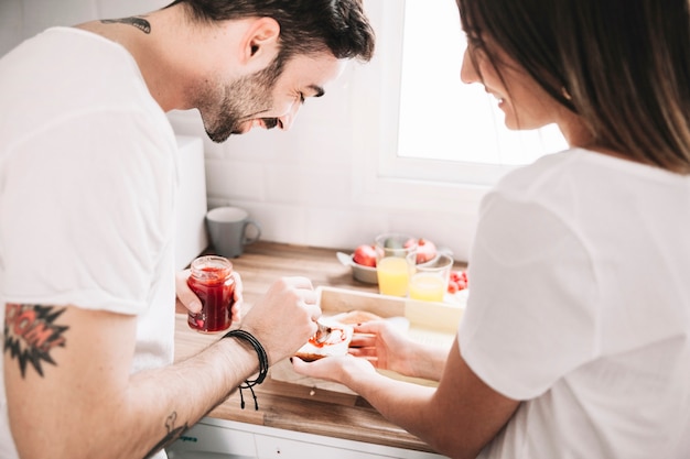 Inhoudspaar die toosts met jam voorbereiden