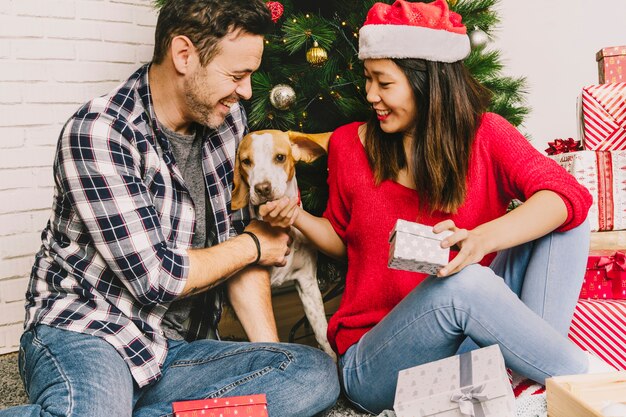 Inhoudspaar het vieren Kerstmis met hond