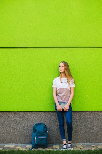 Inhoudstudent met handboek buiten