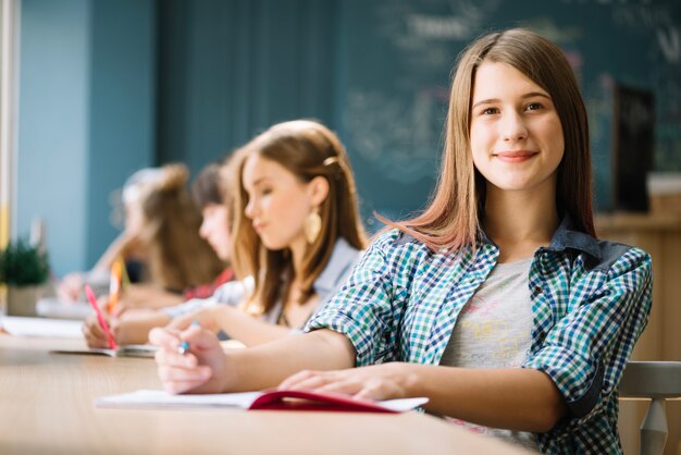 Inhoudstudent met klasgenoot