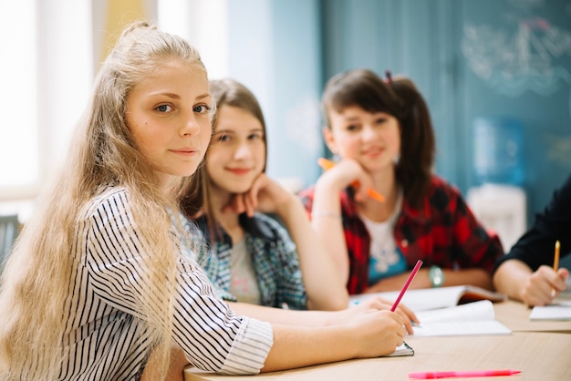 Inhoudstudenten stellen zich in de klas voor