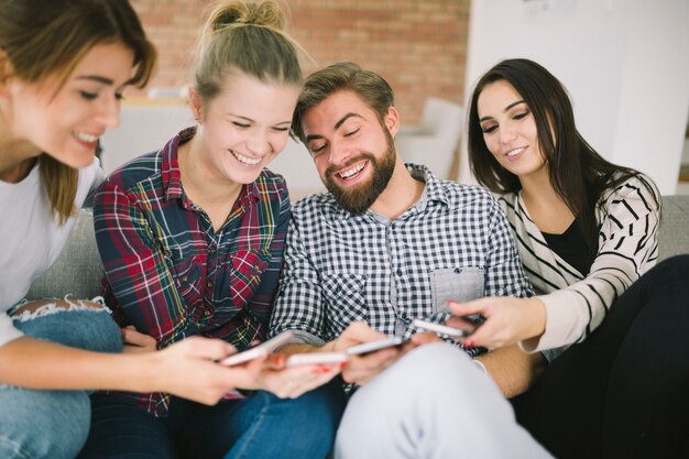 Inhoudsvrienden delen met smartphones chillen