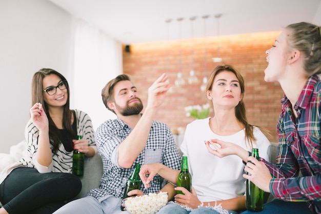 Inhoudsvrienden die bier spelen en drinken