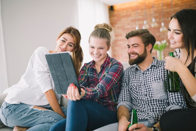 Inhoudsvrienden die selfie met tablet nemen