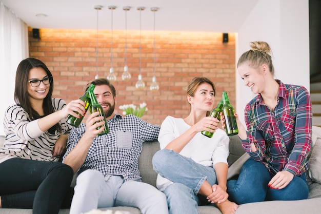 Inhoudsvrienden juichen met bier met plezier