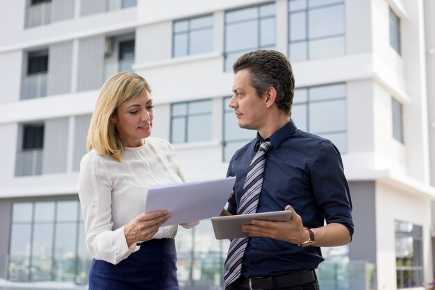 Inhoudszakelijke partners die documenten buiten bespreken.