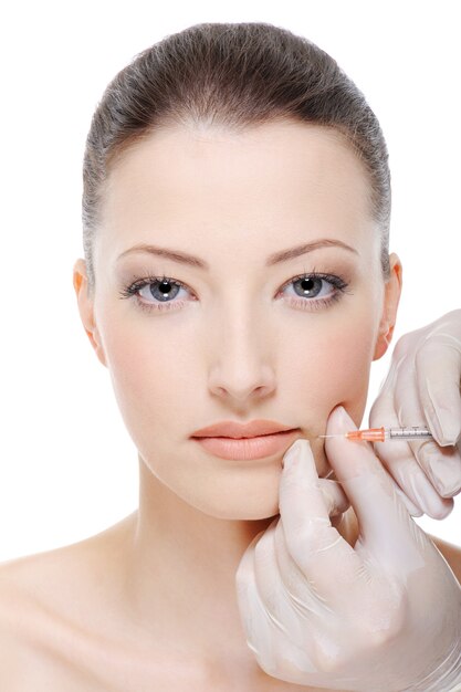 Injectie van botox op vrouwelijke lippen