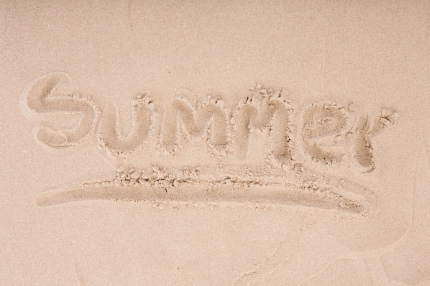 Inschrijving op nat zand van de zomer