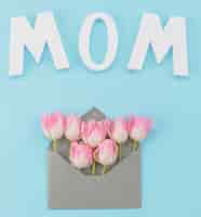 Gratis foto inscriptie met tulpen voor mother's day